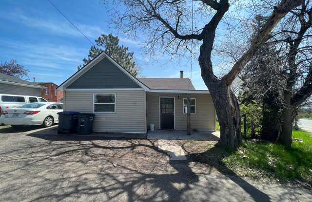 AVAILABLE JUNE - 3 Bed 1 Bath w/ Great View photos photos