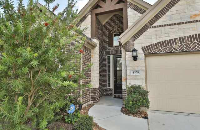4328 Silver Oak Place Gallery 3