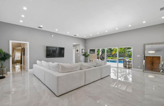 7101 W Lake Drive Gallery 3