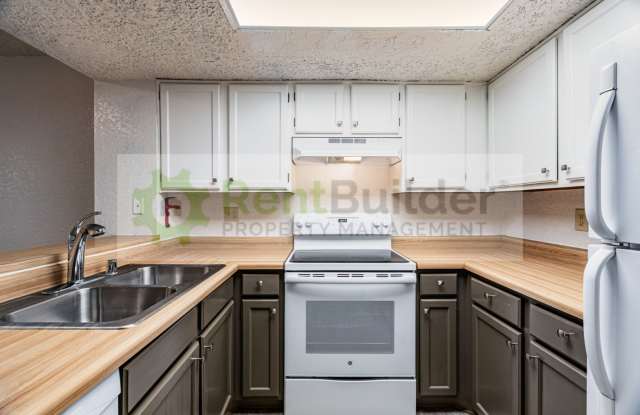 ***PRICE DROP!! NEW LOWER PRICE FOR AMAZING PROPERTY WITH 2 MASTER BEDROOMS!!*** Gallery 1