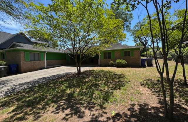 2 Bedroom, 1 Bath duplex (right side unit) close to downtown Greenville with hardwood floors, a lot of closet space. Move In Ready! photos photos