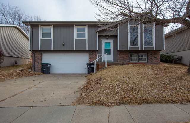 Split Entry 3 Bedroom / 2 Bathroom Home photos photos
