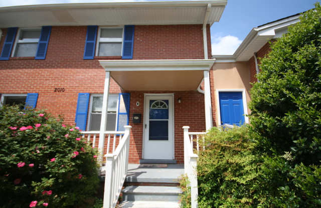 Adorable Townhouse with All Appliances Near Duke West  Hospital photos photos