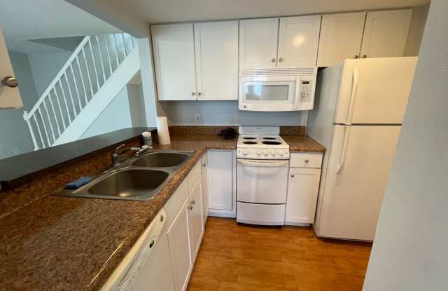 ANNUAL RENTAL - PROVINCETOWN-FT. MYERS TOWNHOME 2 BED 1.5 BATH - 3257 Maple Leaf Circle, Villas, FL 33907
