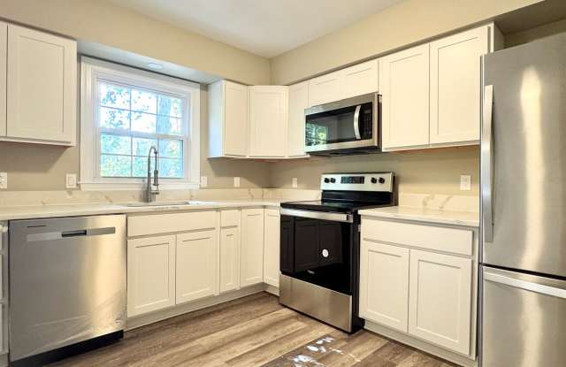 SPOTSYLVANIA - CLOSE TO RESTAURANTS AND SHOPS Gallery 3