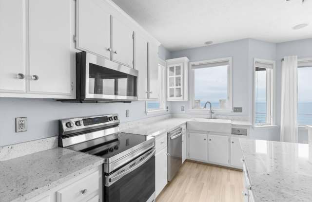 Make Chesapeake Bay views part of your everyday at 121 Grand View Dr in Hampton, Virginia! Gallery 4