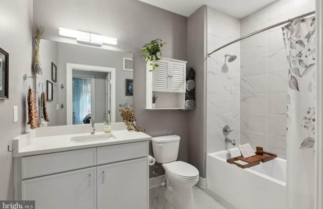 625 SLATERS LANE photos photos