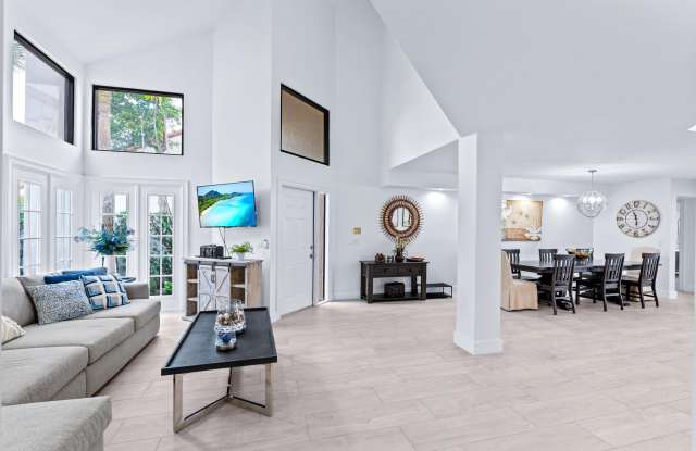 2442 Windsor Way Court Gallery 4