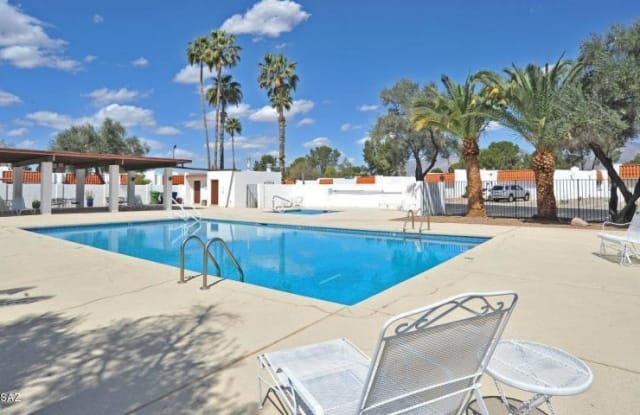 6892 E Calle De Oro - 6892 East Calle Del Oro, Tucson, AZ 85715