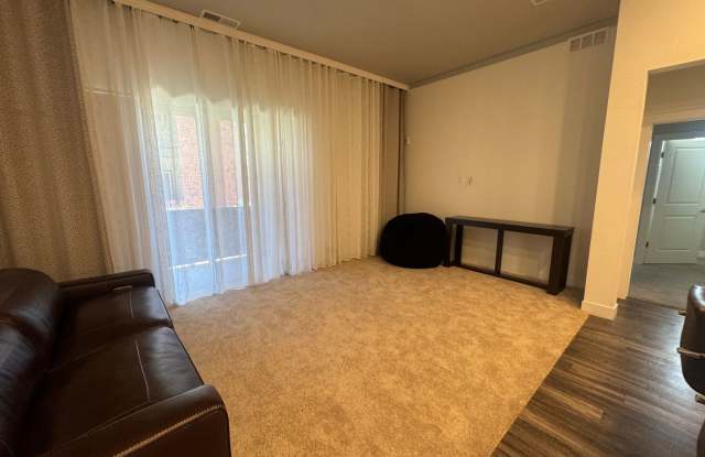 Contemporary 2 Bedroom Condo in the Heart of Aurora Gallery 4