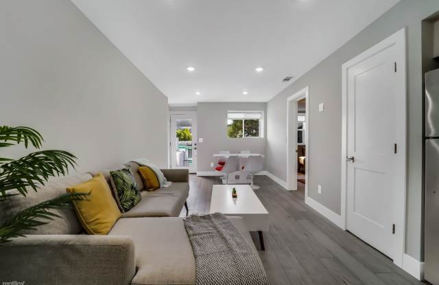 Bright and Spacious 3br/2ba with Yard Gallery 4