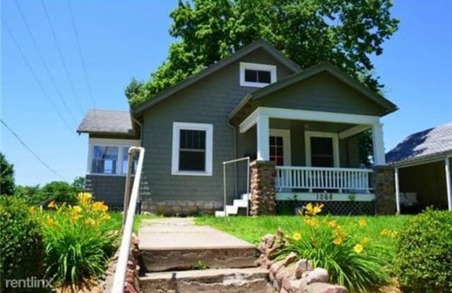 1068 Central St - 1068 Central Avenue, Leavenworth, KS 66048