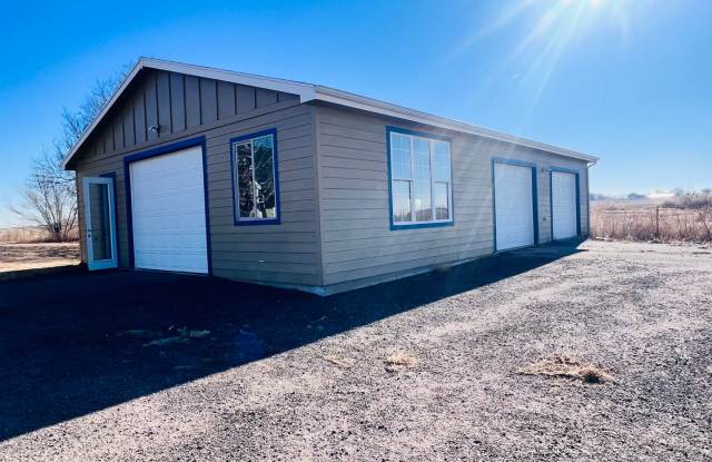 Country Living!!!  3bd 2.5ba Home, with Large Outbuilding Gallery 4