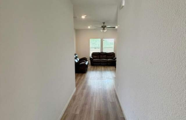 Cute 3 Bedroom 2 Bath - Midway ISD Gallery 4