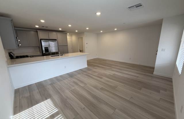MOVE IN BONUS!! IMMACULATE 3-BEDROOM, 2.5 BATH TOWNHOME Gallery 4