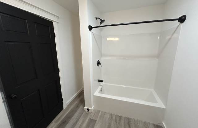 423 W3rd St - 2 photos photos