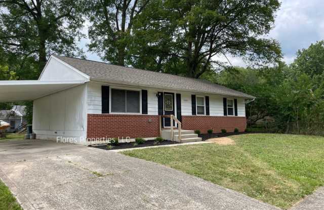 Modern Finishes & Hardwood Floors – 4BR Columbus Gem Gallery 1