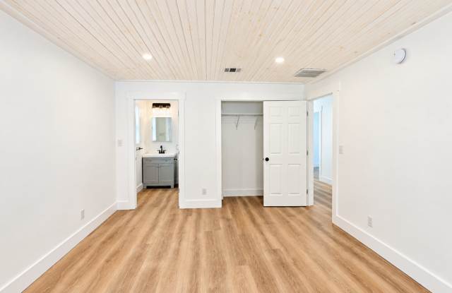 Upper Level Duplex-Long Term Rental $2000 per month + $75 monthly water charge Gallery 4