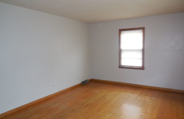 2 Bedroom Home in Edwardsville!  Great Wood Floors and a Garage! Gallery 4