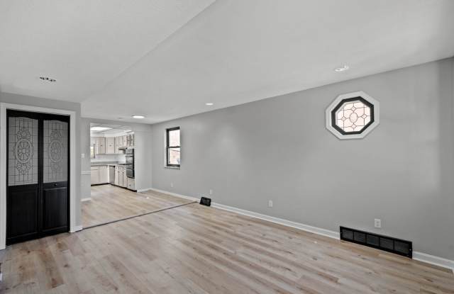 Gorgeous 3 bedroom home in Brookline available now! Gallery 4