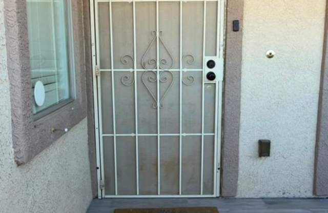 Gated 3 Bedroom Townhome with attached garage Gallery 4