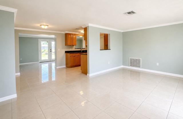 WATERFRONT 3-BEDROOM HOME WITH 2-CAR GARAGE Gallery 4
