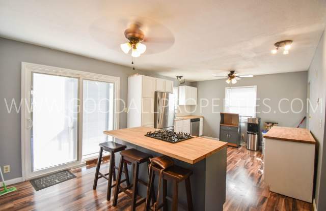Updated 2 Bedroom 2 Bath Home in Des Moines Gallery 3