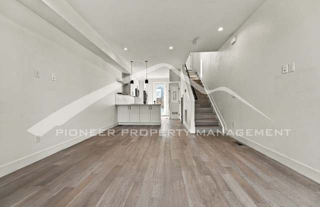 Gorgeous Townhome with Central AC and Washer/Dryer Gallery 3