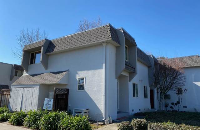 Spacious Updated 2 bed , 1 Bath Gallery 3
