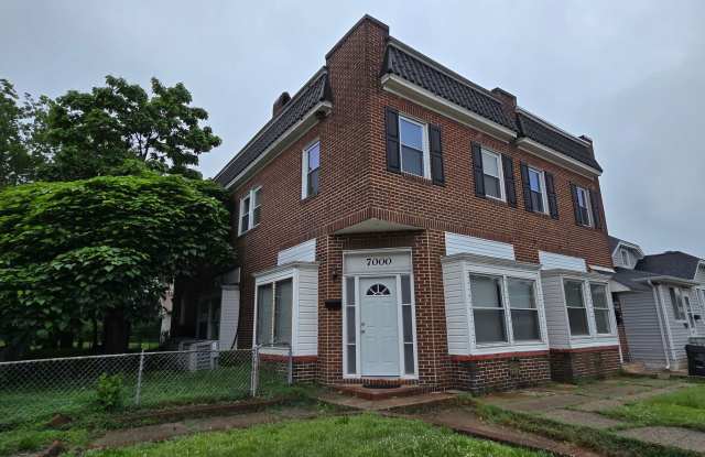Huge 3-level 6 Bedroom - 2,500 sq/ft! photos photos
