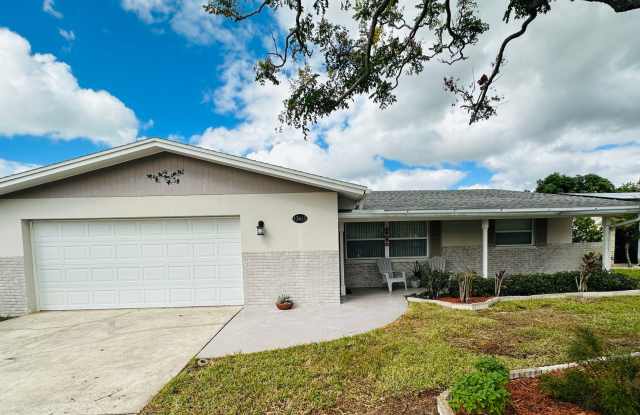 Spacious 2 Bedroom 2 Bathroom Seminole Home with Yard photos photos