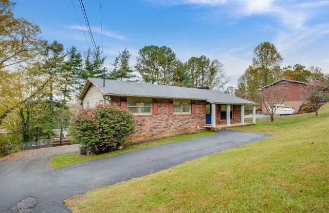 Spacious 3-Bedroom Home with Finished Basement and Scenic Views in Colonial Heights - 729 Foothills Road, Kingsport, TN 37663 Spacious 3-Bedroom Home with Finished Basement and Scenic Views in Colonial Heights - 729 Foothills Road, Kingsport, TN 37663