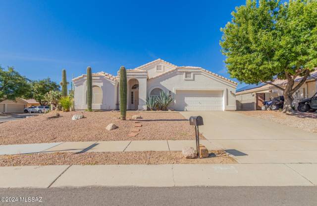 7431 N Thornwood Road - 7431 North Thornwood Road, Casas Adobes, AZ 85741