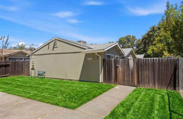 This bright and charming 3 Bedroom 2 bathroom Duplex in Sacramento with Move in special Gallery 2
