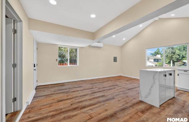 Bright  Modern 2-Bed Home with Ocean Glimpses in Prime Vista Location photos photos