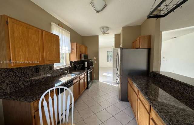 16045 SW 147th Ct Gallery 3