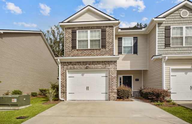 Stunning 3BR Townhome in The Commons with Community Pool, Fire Pits, & Hammock Stations photos photos