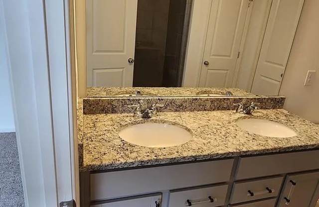 Room in 4 Bedroom Home at Godwit Ln photos photos