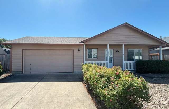 882 Smith Street - 882 Smith Street, Harrisburg, OR 97446