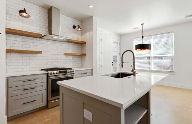 UT PRE-LEASE: 2018 New Construction: Luxury 4 bed / 3 bath home in West Campus Gallery 4