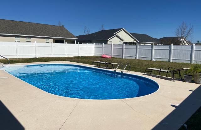 Beautiful home with Swimming Pool in the Hammocks. 4 bedroom 2 bath -Pool lawn service included!!! - 3603 Bay Tree Road, Lynn Haven, FL 32444