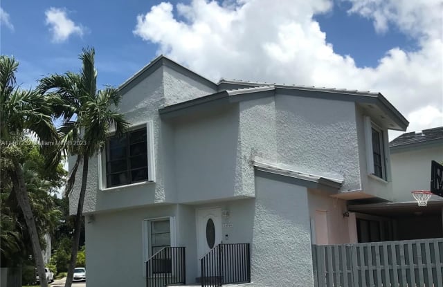 10564 NW 8th Ln - 10564 Northwest 8th Lane, Fountainebleau, FL 33172