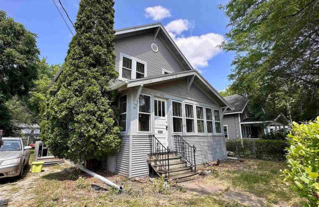 516 East Maple Street Gallery 1