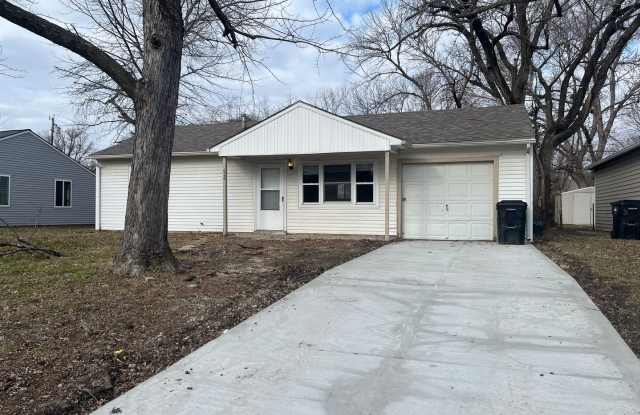 UPDATED HOME WITH NEW WINDOWS, FLOORING & DRIVEWAY Gallery 1