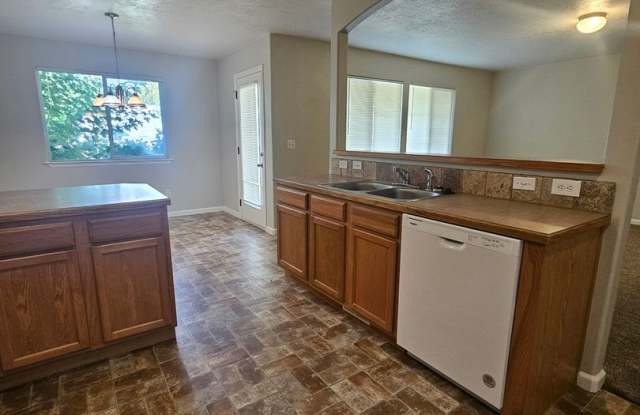 Move in Special! 3 Bedroom House in Caldwell - Short term lease Gallery 4