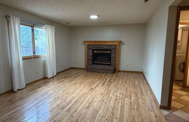 3-Bedroom Home on a Quiet Cul-de-Sac with 3-Car Garage Gallery 3
