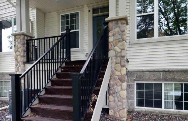 Spacious 4-Bed 3.5-Bath in Blaine - Available 6/10! Gallery 3
