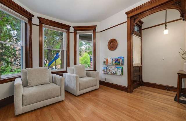 2335 W Walton Street Gallery 2