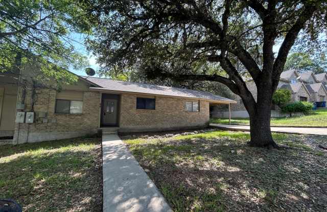 Location!! 1 Mile to Landa Park / Close to Loop 337 / Minutes from Downtown New Braunfels / NBISD - 44 Royal Crest, New Braunfels, TX 78130