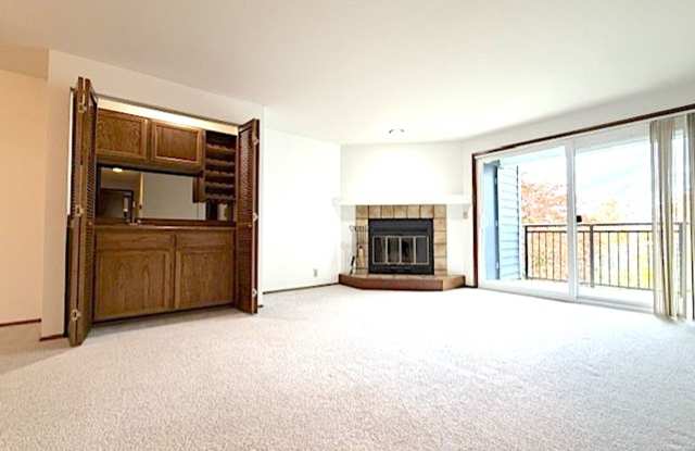 Spacious Northgate Condo Blocks from Light Rail--Move-In Bonus! Gallery 1